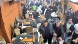 İstanbul&rsquo;da ilgin&ccedil; olay: Kahvehanedekiler sokağa d&ouml;k&uuml;ld&uuml;!