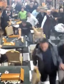 İstanbul&rsquo;da ilgin&ccedil; olay: Kahvehanedekiler sokağa d&ouml;k&uuml;ld&uuml;!