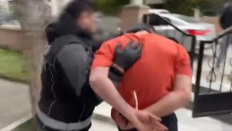 İstanbul&rsquo;da Uyuşturucu Satıcılarına Baskın: 62 Kilo Skunk Ele Ge&ccedil;irildi