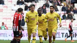 İstanbulspor, Sivas&rsquo;ta kazandı! D&uuml;şme hattından uzaklaştı