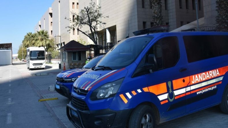 İZBETON soruşturmasında g&ouml;zaltına alınan 9 ş&uuml;pheli adliyeye sevk edildi