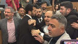 İzmir B&uuml;y&uuml;kşehir Belediye Meclisi'nde gerginlik! AK Parti'li ve CHP'li &uuml;yeler arasında arbede yaşandı