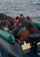 İzmir a&ccedil;ıklarında d&uuml;zensiz g&ouml;&ccedil;men operasyonu: 43 kişi yakalandı