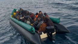 İzmir a&ccedil;ıklarında d&uuml;zensiz g&ouml;&ccedil;men operasyonu: 43 kişi yakalandı