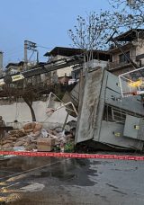 İzmir'de Freni Patlayan Kamyon Okul Bah&ccedil;esine Devrildi