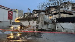 İzmir'de Freni Patlayan Kamyon Okul Bah&ccedil;esine Devrildi