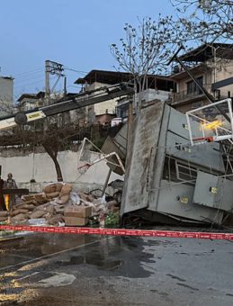 İzmir'de Freni Patlayan Kamyon Okul Bah&ccedil;esine Devrildi