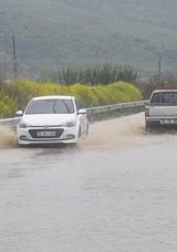 İzmir'de sağanak sonrası yollar g&ouml;le d&ouml;nd&uuml;! Ara&ccedil;lar mahsur kaldı