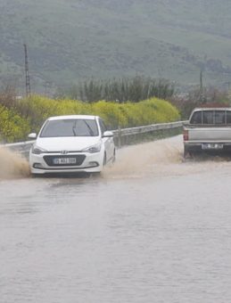 İzmir'de sağanak sonrası yollar göle döndü! Araçlar mahsur kaldı