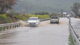 İzmir'de sağanak sonrası yollar g&ouml;le d&ouml;nd&uuml;! Ara&ccedil;lar mahsur kaldı