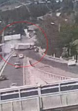 İzmir'deki TIR Faciasının G&ouml;r&uuml;nt&uuml;leri Ortaya &Ccedil;ıktı: 1 Polisimiz Şehit, 2 Kişi Yaralanmıştı