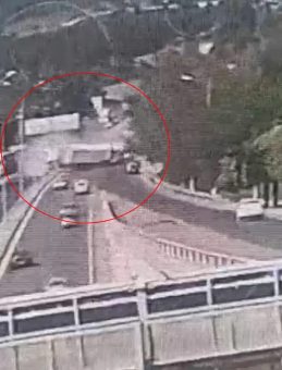 İzmir'deki TIR Faciasının G&ouml;r&uuml;nt&uuml;leri Ortaya &Ccedil;ıktı: 1 Polisimiz Şehit, 2 Kişi Yaralanmıştı
