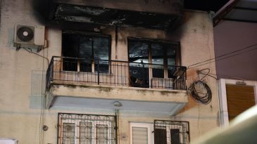 İzmir&rsquo;de evde &ccedil;ıkan yangında baba &ouml;ld&uuml;, oğlu ent&uuml;be edildi