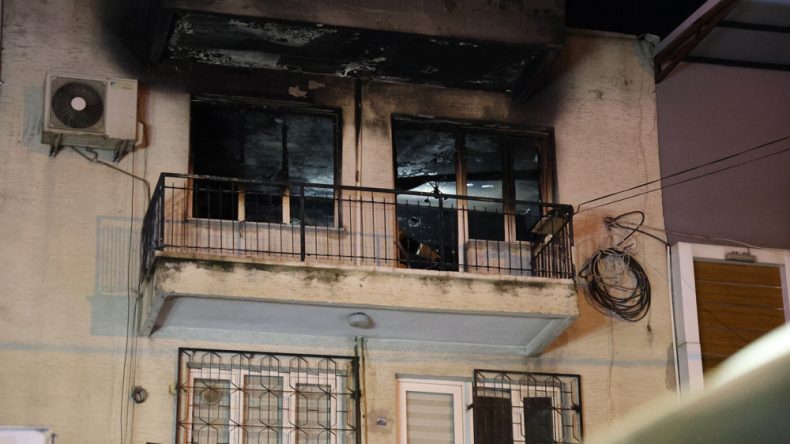 İzmir&rsquo;de evde &ccedil;ıkan yangında baba &ouml;ld&uuml;, oğlu ent&uuml;be edildi