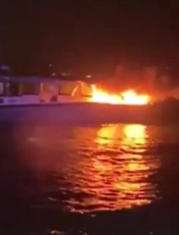 Kadıköy açıklarında tekne yangını: 4 kişi kurtarıldı