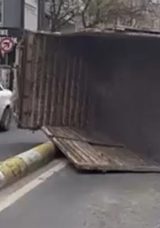 Kağıthane'de Demir Boşaltan Kamyon Devrildi