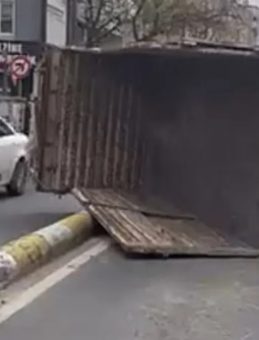 Kağıthane'de Demir Boşaltan Kamyon Devrildi