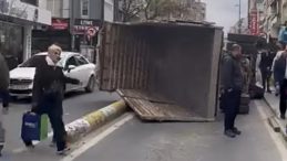 Kağıthane'de Demir Boşaltan Kamyon Devrildi