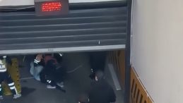 Kağıthane'de korkun&ccedil; olay! Başına kepenk d&uuml;şen iş&ccedil;i, ağır yaralandı