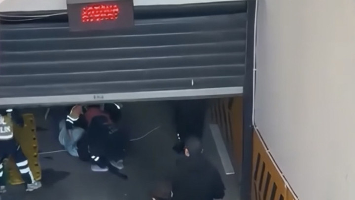 Kağıthane'de korkun&ccedil; olay! Başına kepenk d&uuml;şen iş&ccedil;i, ağır yaralandı