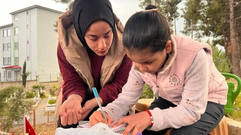 Kahramanmaraş'ta ortaokula saldırı… &Ouml;ğrenci mezarlarına bırakılan notlar duygulandırdı