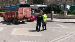 Kahreden &ouml;l&uuml;m! Dedesi ile parktan d&ouml;nen 3 yaşındaki &ccedil;ocuğa kamyonet &ccedil;arptı