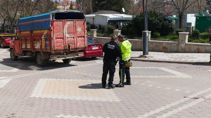 Kahreden &ouml;l&uuml;m! Dedesi ile parktan d&ouml;nen 3 yaşındaki &ccedil;ocuğa kamyonet &ccedil;arptı