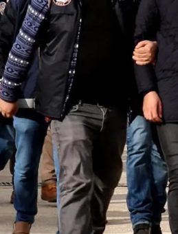 Kamu g&ouml;revlisi yalanıyla dolandırıcılık &ccedil;etesi &ccedil;&ouml;kertildi! 10 ş&uuml;pheli tutuklandı