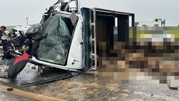 Kamyonet ile otomobil &ccedil;arpıştı: 2 &ouml;l&uuml;, 3 yaralı