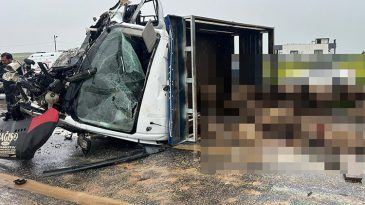 Kamyonet ile otomobil &ccedil;arpıştı: 2 &ouml;l&uuml;, 3 yaralı