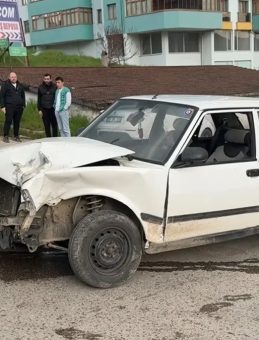 Kamyonetle otomobil &ccedil;arpıştı: 1 yaralı