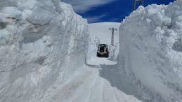 Kar kalınlığı 6 metreyi ge&ccedil;ti! Zorlu m&uuml;cadele b&ouml;yle g&ouml;r&uuml;nt&uuml;lendi