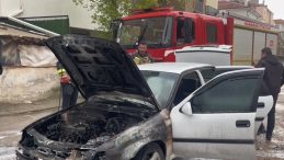 Karaman'da Motor Kısmından Alev Alan Otomobil Kullanılamaz Hale Geldi