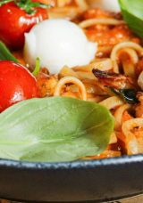 Karidesli ve Taze Mozzarellalı Linguine Tarifi: Sofranıza Renk ve Lezzet Katacak!