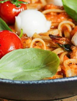 Karidesli ve Taze Mozzarellalı Linguine Tarifi: Sofranıza Renk ve Lezzet Katacak!