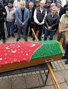 Karnındaki bebeğiyle toprağa verildi