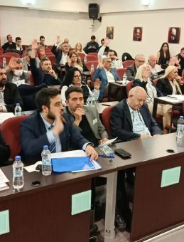 Karşıyaka Meclisi&rsquo;nde CHP Grubu&rsquo;nda b&uuml;y&uuml;k &ccedil;atlak! CHP&rsquo;liler bile CHP&rsquo;li adaya oy vermedi!