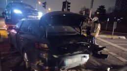 Kartal'da İki Otomobil &Ccedil;arpıştı: 2 Kişi Yaralandı