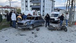 Kastamonu&rsquo;da otomobil ile motosikletin &ccedil;arpıştığı kazada 3 kişi yaralandı
