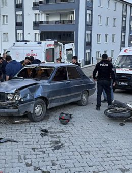 Kastamonu&rsquo;da otomobil ile motosikletin &ccedil;arpıştığı kazada 3 kişi yaralandı