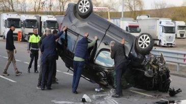 Kavşak D&ouml;n&uuml;ş&uuml;nde Kaza: Ara&ccedil; Savruldu, 4 Yaralı