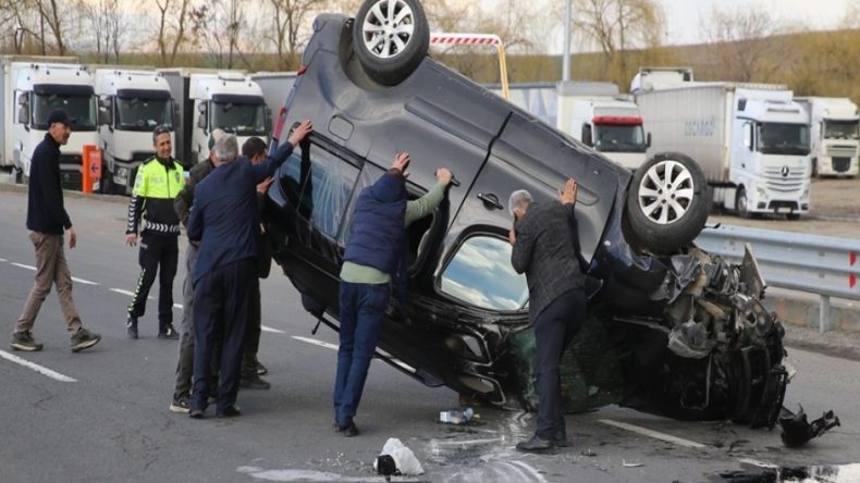 Kavuşak D&ouml;n&uuml;ş&uuml;nde Kaza: Ara&ccedil; Savruldu, 4 Yaralı