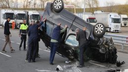 Kavuşsak d&ouml;n&uuml;ş&uuml;nde kaza… Ara&ccedil; savruldu, 4 yaralı