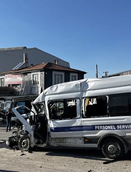 Kayseri'de Feci Kaza! Kamyon ile İş&ccedil;i Servisi &Ccedil;arpıştı: &Ccedil;ok Sayıda Yaralı Var