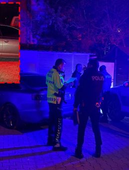 Kayseri&rsquo;de film gibi kovalamaca! &lsquo;Dur&rsquo; ihtarına uymayan s&uuml;r&uuml;c&uuml; markette mahsur kaldı: Yaya olarak ka&ccedil;arken&hellip;