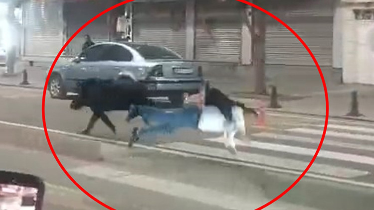 Kent merkezine indi, vatandaşlara saldırdı: 3 kişi yaralandı