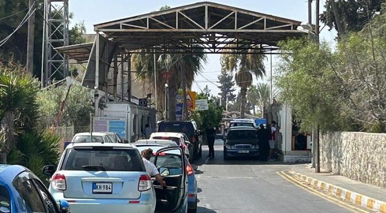 Kıbrıs&rsquo;ta Rum tarafından sivillere &ccedil;irkin saldırı