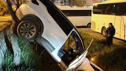 Kırklareli&rsquo;nde otomobil AVM otoparkına u&ccedil;tu!