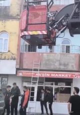 Kızıltepe'de ev alev topuna d&ouml;nd&uuml;! Faciadan d&ouml;n&uuml;ld&uuml;: 1'i bebek 4 kişi dumandan etkilendi