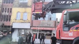 Kızıltepe'de ev alev topuna d&ouml;nd&uuml;! Faciadan d&ouml;n&uuml;ld&uuml;: 1'i bebek 4 kişi dumandan etkilendi